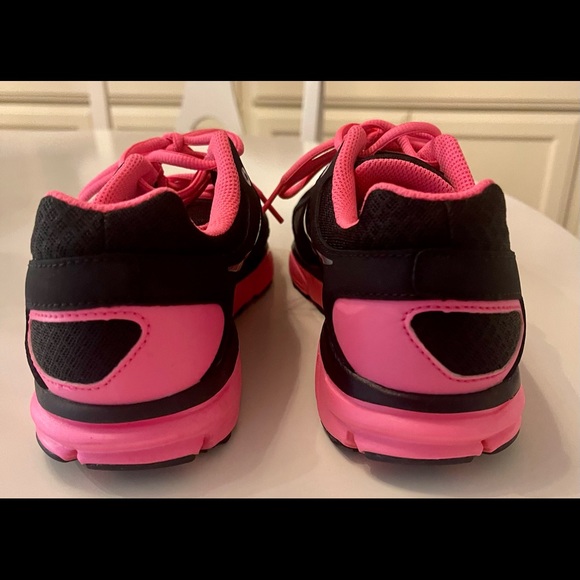 Nike Lunarlon Hot Pink and Black sneakers. - Picture 7 of 9